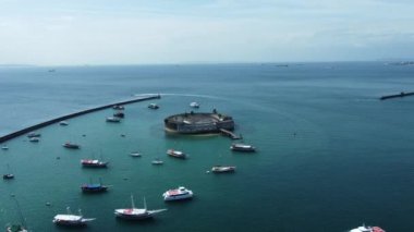Salvador, Bahia, Brezilya - 25 Ekim 2021: Salvador şehrindeki Baia de Todos os Santos sularındaki Sao Marcelo Kalesi 'nin havadan görünüşü.