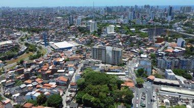 Salvador, Bahia, Brezilya - 29 Ekim 2021: Salvador şehrindeki binaların ve evlerin havadan görünüşü.