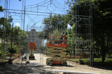 Salvador, Bahia, Brezilya - 29 Ekim 2021: Salvador 'daki Campo Grande mahallesindeki Noel süslerinin montajı.