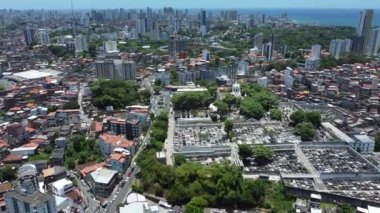 Salvador, Bahia, Brezilya - 29 Ekim 2021: Salvador şehrindeki binaların ve evlerin havadan görünüşü.