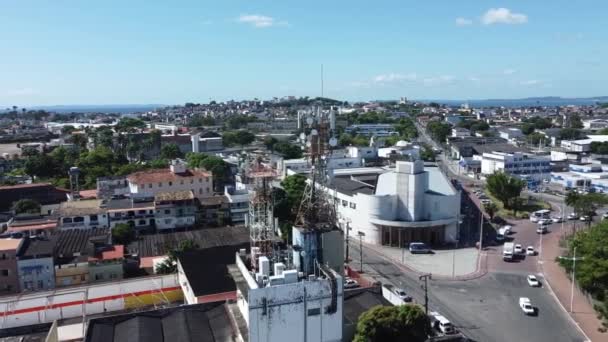 2021年10月29日 在萨尔瓦多市罗马社区的一座建筑的屋顶上 人们看到了移动电话塔 — 图库视频影像