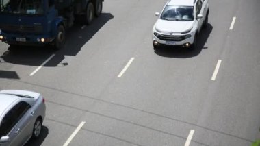 Salvador, Bahia, Brezilya - 27 Temmuz 2021: Salvador şehrinde bir caddede araç trafiği.