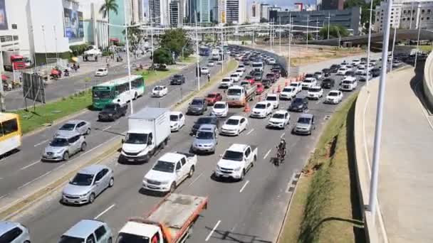 Salvador Bahia Brazil Июля 2021 Автомобильное Движение Движении Улице Сальвадоре — стоковое видео