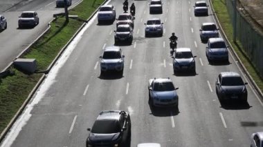 Salvador, Bahia, Brezilya - 27 Temmuz 2021: Salvador şehrinde bir caddede araç trafiği.