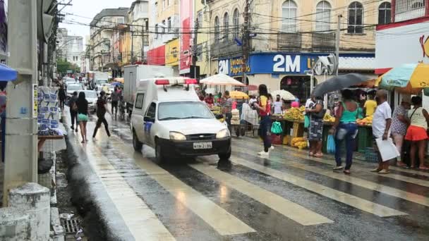 2021年11月3日 萨尔瓦多 巴伊亚 人们在雨季穿过萨尔瓦多市中心的街道 — 图库视频影像