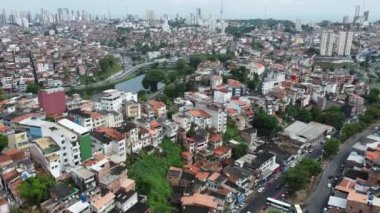 Salvador, Bahia, Brezilya - 3 Kasım 2021: Salvador 'un orta kesimindeki popüler konutların havadan görünüşü.