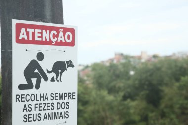 Salvador, Bahia, Brezilya - Kasım 6, 2021: İşaret Salvador şehrindeki bir apartmanda hayvan dışkısı toplandığını gösteriyor..