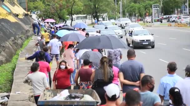 브라질 2021 살바도르 시에서 코로나 바이러스에 접종을 기다리는 사람들이 것으로 — 비디오