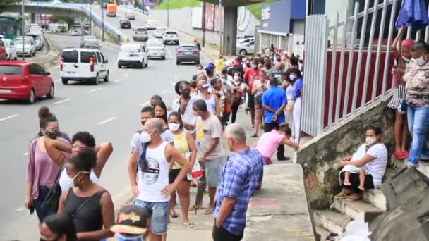 Salvador Bahia Brazylijski Lipca 2021 Ludzie Stoją Kolejce Aby Otrzymać — Wideo stockowe