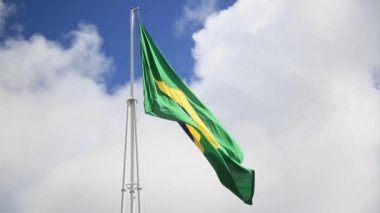 Salvador, Bahia, Brezilya - 20 Temmuz 2021: Brezilya bayrağı Salvador 'da bir bayrak direğinde görülüyor.