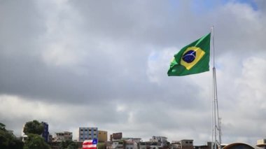 Salvador, Bahia, Brezilya - 20 Temmuz 2021: Brezilya bayrağı Salvador 'da bir bayrak direğinde görülüyor.