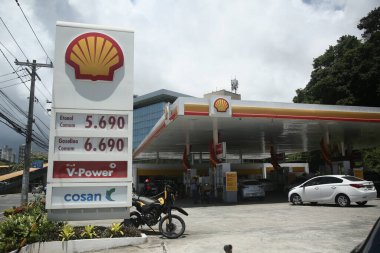 Salvador, Bahia, Brezilya - 10 Kasım 2021: Salvador 'daki Shell benzin istasyonunun görüntüsü.