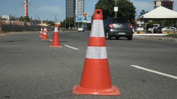 Salvador, Bahia, Brezilya - 10 Kasım 2021: Salvador şehrinde yol çalışmaları sırasında bir caddede sinyal konisi görüldü.