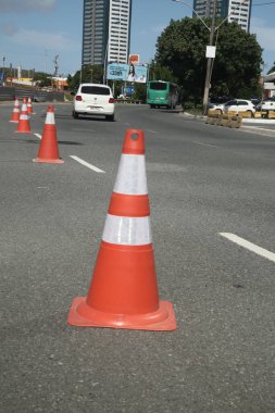 Salvador, Bahia, Brezilya - 10 Kasım 2021: Salvador şehrinde yol çalışmaları sırasında bir caddede sinyal konisi görüldü.