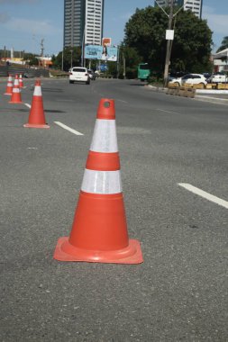 Salvador, Bahia, Brezilya - 10 Kasım 2021: Salvador şehrinde yol çalışmaları sırasında bir caddede sinyal konisi görüldü.