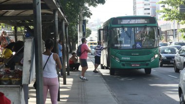 Salvador, Bahia, Brezilya - 10 Kasım 2021: Salvador 'da toplu taşıma otobüslerini bekleyen yolcular.