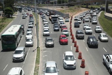 Salvador, Bahia, Brezilya - 10 Kasım 2021: Salvador şehrinde bir araç trafiği.