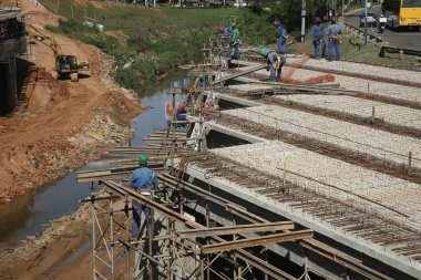 Salvador, Bahia, Brezilya - 10 Kasım 2021: İşçiler Salvador şehrinde inşa edilen beton köprü sırasında görüldüler.