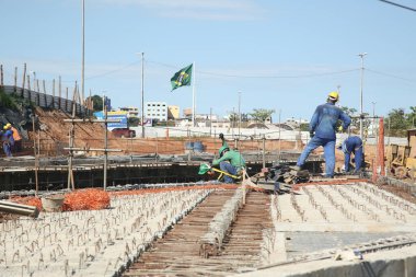 Salvador, Bahia, Brezilya - 10 Kasım 2021: İşçiler Salvador şehrinde inşa edilen beton köprü sırasında görüldüler.