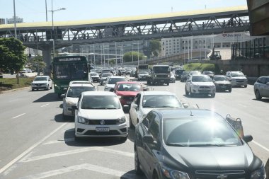 Salvador, Bahia, Brezilya - 10 Kasım 2021: Salvador şehrinde bir araç trafiği.