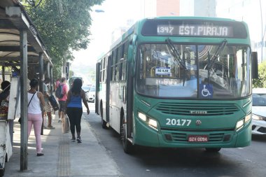 Salvador, Bahia, Brezilya - 10 Kasım 2021: Salvador 'da toplu taşıma otobüslerini bekleyen yolcular.