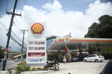Salvador, Bahia, Brezilya - 10 Kasım 2021: Salvador 'daki Shell benzin istasyonunun görüntüsü.