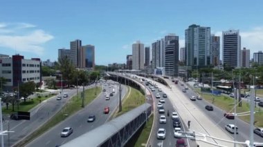 Salvador, Bahia, Brezilya - 10 Kasım 2021: Salvador şehrinde BRT taşıma sisteminin araçları için özel bir şerit inşaatı boyunca araç hareketinin hava görüntüsü.