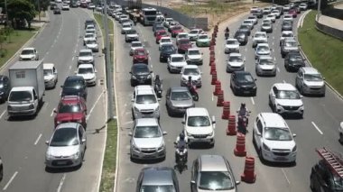 Salvador, Bahia, Brezilya - 10 Kasım 2021: Salvador şehrinde bir araç trafiği.