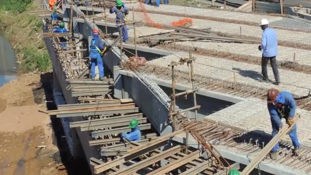 2021年11月10日 萨尔瓦多市一座混凝土桥梁的施工过程中看到了工人 — 图库视频影像