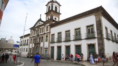 Salvador, Bahia, Brezilya - 10 Kasım 2021: Salvador şehrinin tarihi merkezi Pelourinho 'daki Santa Casa da Misericordia da Bahia manzarası.