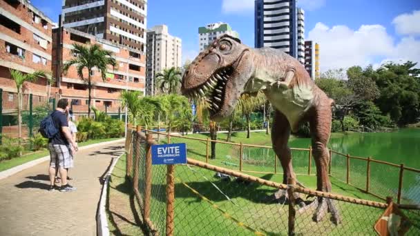 Salvador Bahia Brasil Noviembre 2021 Gente Junto Una Réplica Tyrannosaurus — Vídeo de stock