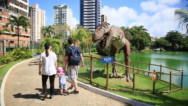 Salvador Bahia Brazil November 2021 People Seen Next Replica Tyrannosaurus — стоковое видео