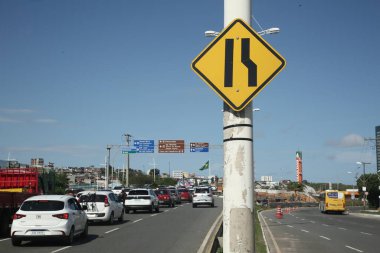 Salvador, Bahia, Brezilya - 10 Kasım 2021: trafik plaketine göre Salvador şehrinde bir caddede doğrudan bir piste uzanan bir pist var..