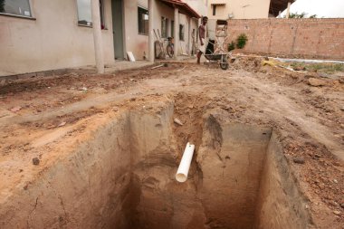 Eunapolis, Bahia, Brezilya - 3 Şubat 2010: Eunapolis şehrinde bir konutta foseptik tankı inşa etmek için delik.