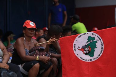 Lauro de freitas, Bahia, Brezilya - Kasım 12, 2019: Movimento Sem Terra - MST üyeleri Lauro de Freitas şehrinde düzenlenen bir gösteride görüldü..