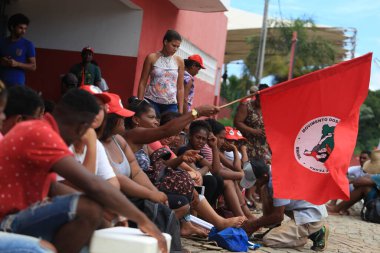 Lauro de freitas, Bahia, Brezilya - Kasım 12, 2019: Movimento Sem Terra - MST üyeleri Lauro de Freitas şehrinde düzenlenen bir gösteride görüldü..