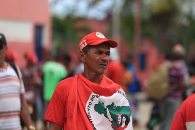 Lauro de freitas, Bahia, Brezilya - Kasım 12, 2019: Movimento Sem Terra - MST üyeleri Lauro de Freitas şehrinde düzenlenen bir gösteride görüldü..
