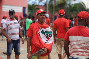 Lauro de freitas, Bahia, Brezilya - Kasım 12, 2019: Movimento Sem Terra - MST üyeleri Lauro de Freitas şehrinde düzenlenen bir gösteride görüldü..