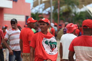 Lauro de freitas, Bahia, Brezilya - Kasım 12, 2019: Movimento Sem Terra - MST üyeleri Lauro de Freitas şehrinde düzenlenen bir gösteride görüldü..