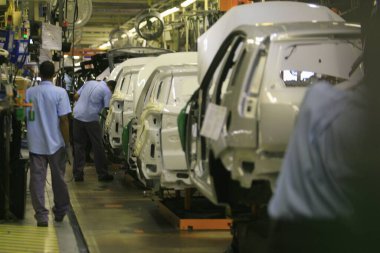Camacari, Bahia, Brezilya - 12 Aralık 2013: Bahia eyaletinin Camacari kentindeki Ford otomobil fabrikasının üretim hattı.