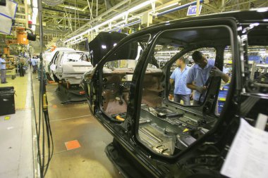 Camacari, Bahia, Brezilya - 12 Aralık 2013: Bahia eyaletinin Camacari kentindeki Ford otomobil fabrikasının üretim hattı.