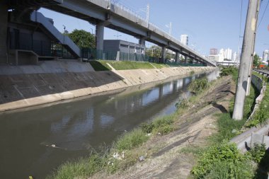 Salvador, Bahia, Brezilya - 4 Ekim 2016: Salvador kentindeki Camurujipe nehrinin yatağında kanalizasyon kanalı.