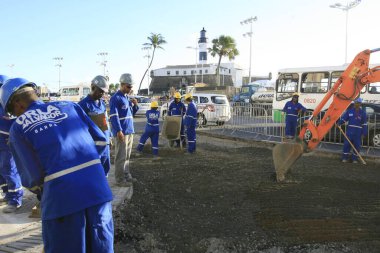 Salvador, Bahia, Brezilya - 6 Mart 2014: Salvador 'un Barra mahallesinde sokak gerdirme çalışmaları yapan işçiler.