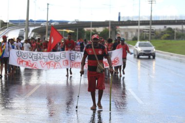Salvador, Bahia, Brezilya - 15 Nisan 2019: Sem Terra Hareketi üyeleri - MST- Salvador 'daki Avenida Luiz Viana' da tarımsal reform arayışı sırasında yürüyüş yaparken görüldü.