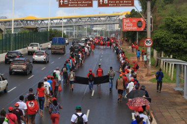 Salvador, Bahia, Brezilya - 15 Nisan 2019: Sem Terra Hareketi üyeleri - MST- Salvador 'daki Avenida Luiz Viana' da tarımsal reform arayışı sırasında yürüyüş yaparken görüldü.