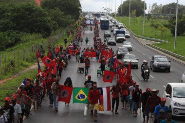 Salvador, Bahia, Brezilya - 15 Nisan 2019: Sem Terra Hareketi üyeleri - MST- Salvador 'daki Avenida Luiz Viana' da tarımsal reform arayışı sırasında yürüyüş yaparken görüldü.