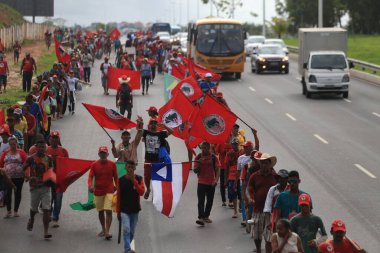 Salvador, Bahia, Brezilya - 15 Nisan 2019: Sem Terra Hareketi üyeleri - MST- Salvador 'daki Avenida Luiz Viana' da tarımsal reform arayışı sırasında yürüyüş yaparken görüldü.