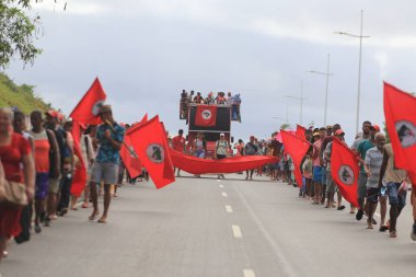 Salvador, Bahia, Brezilya - 15 Nisan 2019: Sem Terra Hareketi üyeleri - MST- Salvador 'daki Avenida Luiz Viana' da tarımsal reform arayışı sırasında yürüyüş yaparken görüldü.