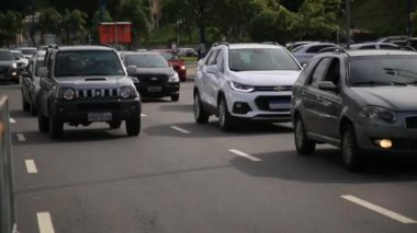 Salvador, Bahia, Brezilya - 10 Kasım 2021: Salvador şehrinde trafik araçlarının hareketi.