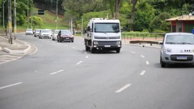 Salvador, Bahia, Brezilya - 10 Kasım 2021: Salvador şehrinde trafik araçlarının hareketi.